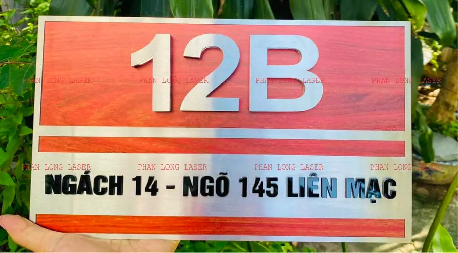 Biển bảng số nhà làm bằng gỗ trang trí nền bằng inox và dán chữ nổi nhựa mica acrylic tại Hà Nội