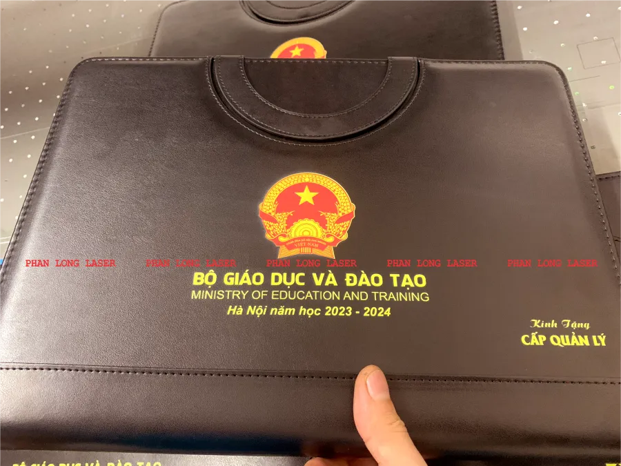 Gia công in màu UV logo nội dung lên cặp da nhân tạo PU tại Hà Nội, Thanh Xuân, Cầu Giấy, Hoàng Mai, Thanh Trì, Hà Đông, Long Biên, Hoàn Kiếm, Đống Đa, Ba Đình, Hai Bà Trưng, Tây Hồ, Từ Liêm