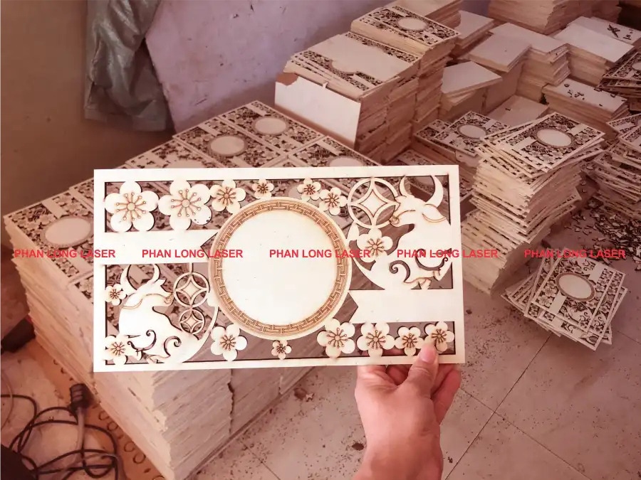 Cắt laser cnc tạo hình hoa văn trang trí lên hộp bánh quà tặng tại Bình Thạnh, TP Hồ Chí Minh Cắt laser cnc trên hộp gỗ quà tặng bánh trung thu và hộp gỗ bánh tết tại Bình Thạnh