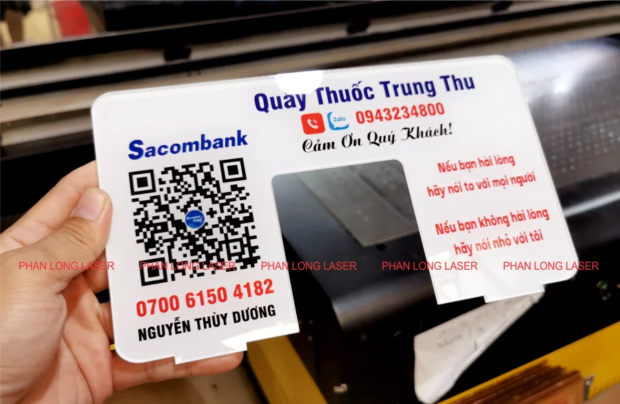 Cắt laser tạo hình trên bảng QR code số tài khoản ngân hàng bằng nhựa mica acrylic