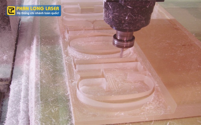 Cắt CNC tạo hình chữ nổi nhựa mica acrylic theo yêu cầu tại xưởng Phan Long Laser