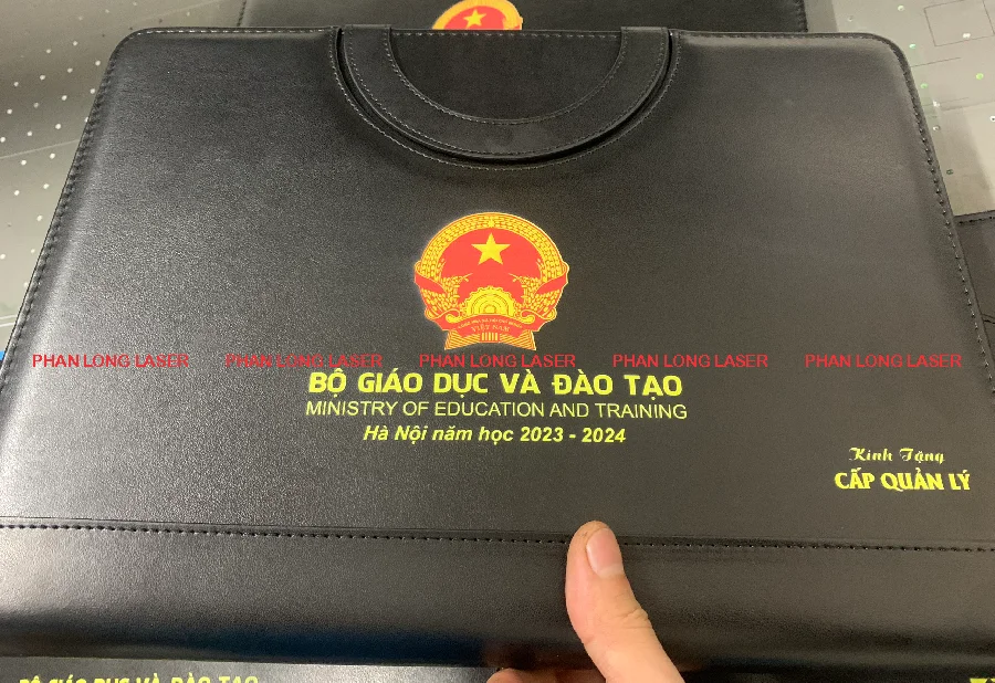 In màu UV logo nội dung lên cặp da simili tại Hải Phòng, Đồ Sơn, Kiến An, An Dương, Thủy Nguyên, An Lão, Vĩnh Bảo, Lê Chân, Hồng Bàng, Ngô Quyền