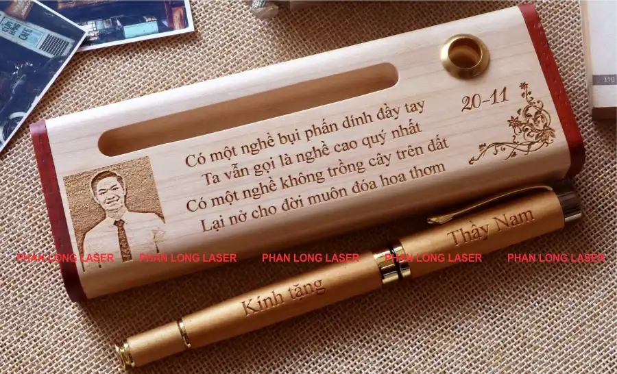 Khắc chữ, khắc tên, khắc hoa văn, khắc hình ảnh lên bút viết gỗ dùng làm quà tặng thầy cô nhân ngày nhà giáo Việt Na 20-11 Khắc chữ khắc tên khắc hình ảnh hoa văn lên bút viết gỗ dùng làm quà tặng ngày 20-11 tại Hà Nội, Thanh Xuân, Cầu Giấy, Hoàng Mai, Thanh Trì, Long Biên, Hoàn Kiếm, Đống Đa, Ba Đình, Hai Bà Trưng, Hà Đông