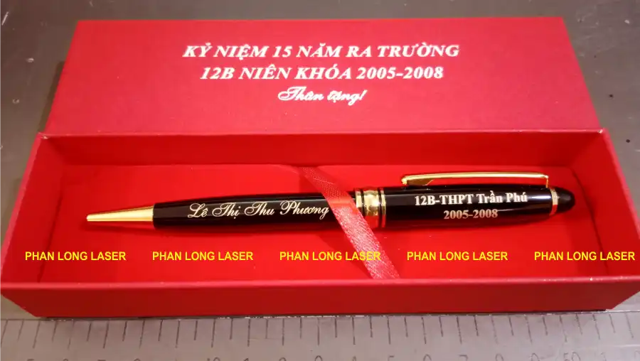 Khắc chữ khắc tên lên bút viết kim loại làm quà tặng họp lớp họp khóa theo yêu cầu giá rẻ Khắc chữ khắc tên lên bút viết kim loại làm quà tặng họp lớp họp khóa tại Đồng Nai, Bà Rịa Vũng Tàu, Bình Dương, Bình Phước, Bình Thuận, Ninh Thuận, Khánh Hòa