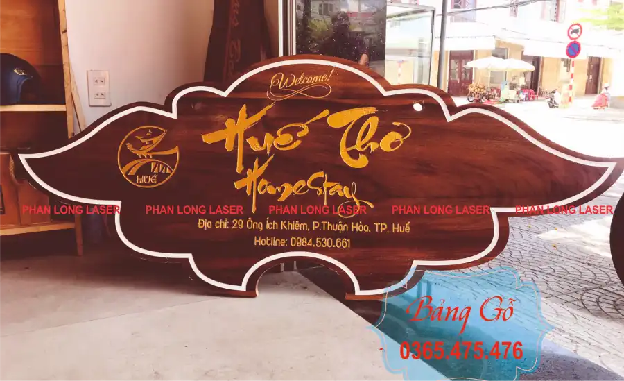 Khắc laser logo hoa văn thư pháp nội dung lên biển bảng quảng cáo bằng chất liệu gỗ me tây Khắc laser logo hoa văn thư pháp lên biển bảng quảng cáo gỗ tại Quảng Trị, Quảng Bình, Quảng Nam, Quảng Ngãi, Thừa Thiên Huế, Phú Yên, Bình Định