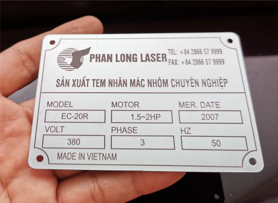 Khắc laser cnc theo yêu cầu lên tem nhãn mác kim loại nhôm lấy liền 1 phút giá rẻ Khắc laser cnc thông số kỹ thuật lên nhôm làm tem nhãn mác tại Thanh Xuân, Cầu Giấy, Hoàng Mai, Thanh Trì, Long Biên, Hà Đông, Từ Liêm, Ba Đình, Đống Đa, Hà Nội