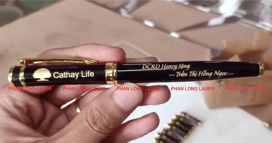 Khắc chữ, khắc tên, khắc logo công ty bảo hiểm lên bút viết làm quà tặng doanh nghiệp quà tặng công ty Khắc logo công ty bảo hiểm nhân thọ lên bút viết kim loại tại Đà Nẵng, Hải Châu, Sơn Trà, Hòa Vang, Liên Chiểu, Thanh Khê, Cẩm Lệ, Thanh Khê, Ngũ Hành Sơn
