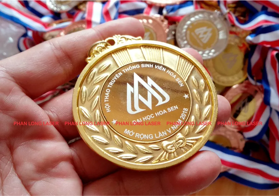 Khắc laser logo lên huy chương kỷ niệm chương bằng nhôm mạ vàng theo yêu cầu Khắc laser logo lên huy chương kỷ niệm chương mạ vàng tại An Giang, Kiên Giang, Bạc Liêu, Cà Mau, Trà Vinh, Sóc Trăng, Hậu Giang, Vĩnh Long, Đồng Tháp, Tây Ninh, Bến Tre, Tiền Giang, Long An