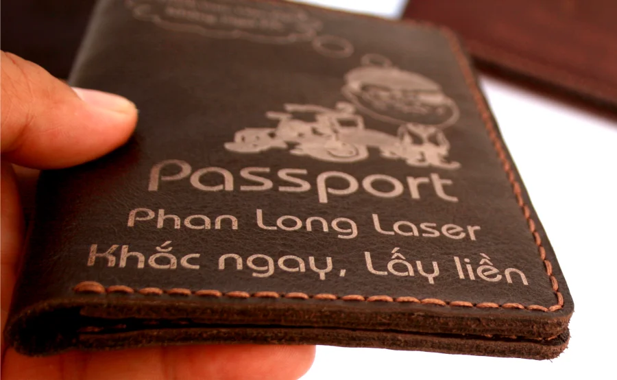 Khắc ví da bò, bóp da bò đựng passport theo yêu cầu