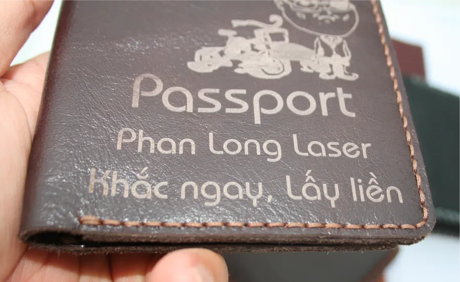 Gia công khắc ví da passport làm từ da bò khắc laser logo tại Cần Thơ, Ninh Kiều, Cái Răng, Bình Thủy, Ô Môn, Thốt Nốt, Thới Lai, Cờ Đỏ, Phong Điền, Vĩnh Thạnh