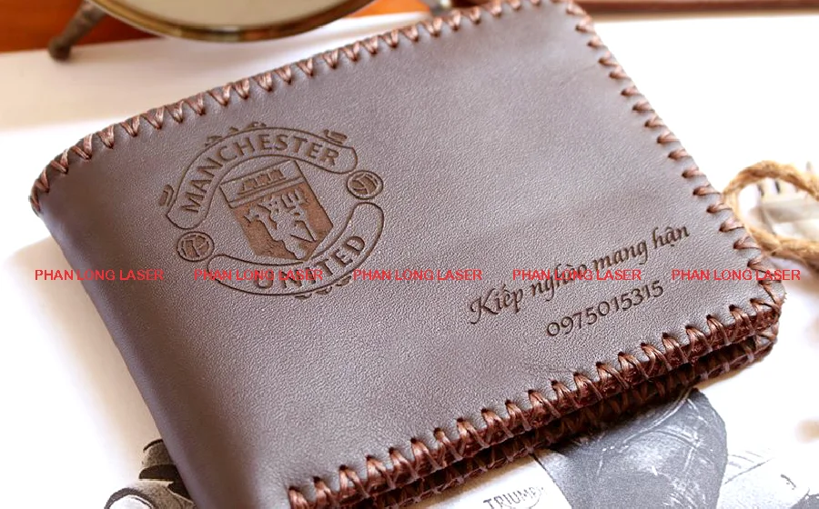 Khắc logo đội bóng manchester lên ví da bóp da theo yêu cầu tại Hà Tĩnh, Nghệ An, Thanh Hóa, Ninh Bình, Nam Định, Hà Nam, Thái Bình, Quảng Ninh, Lạng Sơn