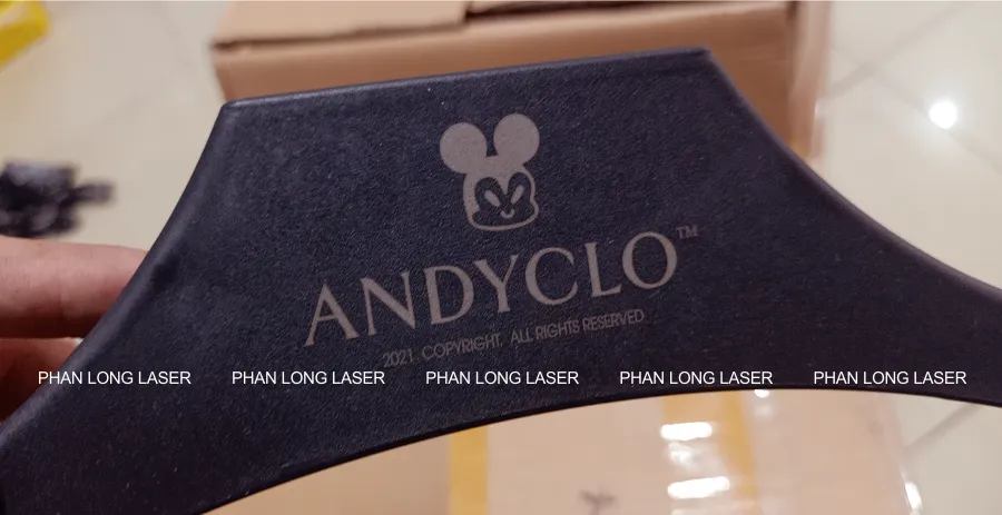 Khắc laser logo lên móc treo quần áo bằng nhựa cứng giá rẻ