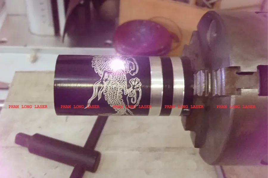 Khắc laser hình rồng phượng lên sản phẩm làm từ kim loại nhôm hình trụ tròn Khắc laser hình rồng lên kim loại nhôm hình trụ tròn tại Quảng Trị, Quảng Bình, Quảng Nam, Quảng Ngãi, Thừa Thiên Huế, Phú Yên, Bình Định