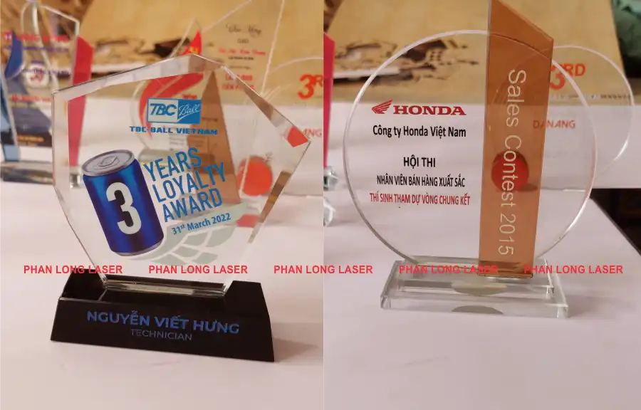 Làm cúp kỷ niệm chương bằng chất liệu thủy tinh pha lê in uv logo theo yêu cầu giá rẻ Làm cúp kỷ niệm chương thủy tinh pha lê in uv logo nội dung theo yêu cầu giá rẻ