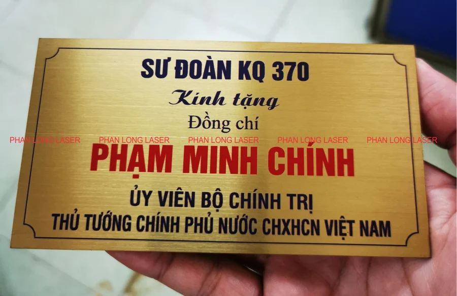 Làm tem nhãn mác bằng chất liệu kim loại inox mạ màu vàng xước in màu UV